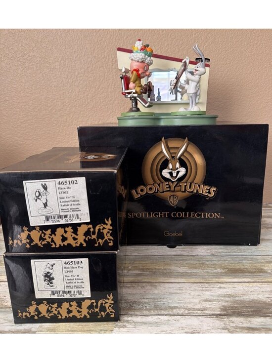 Goebel Other - Goebel Looney Tunes Rabbit of Seville Bugs 3-Pc Barber Set w/FLAWS in Box